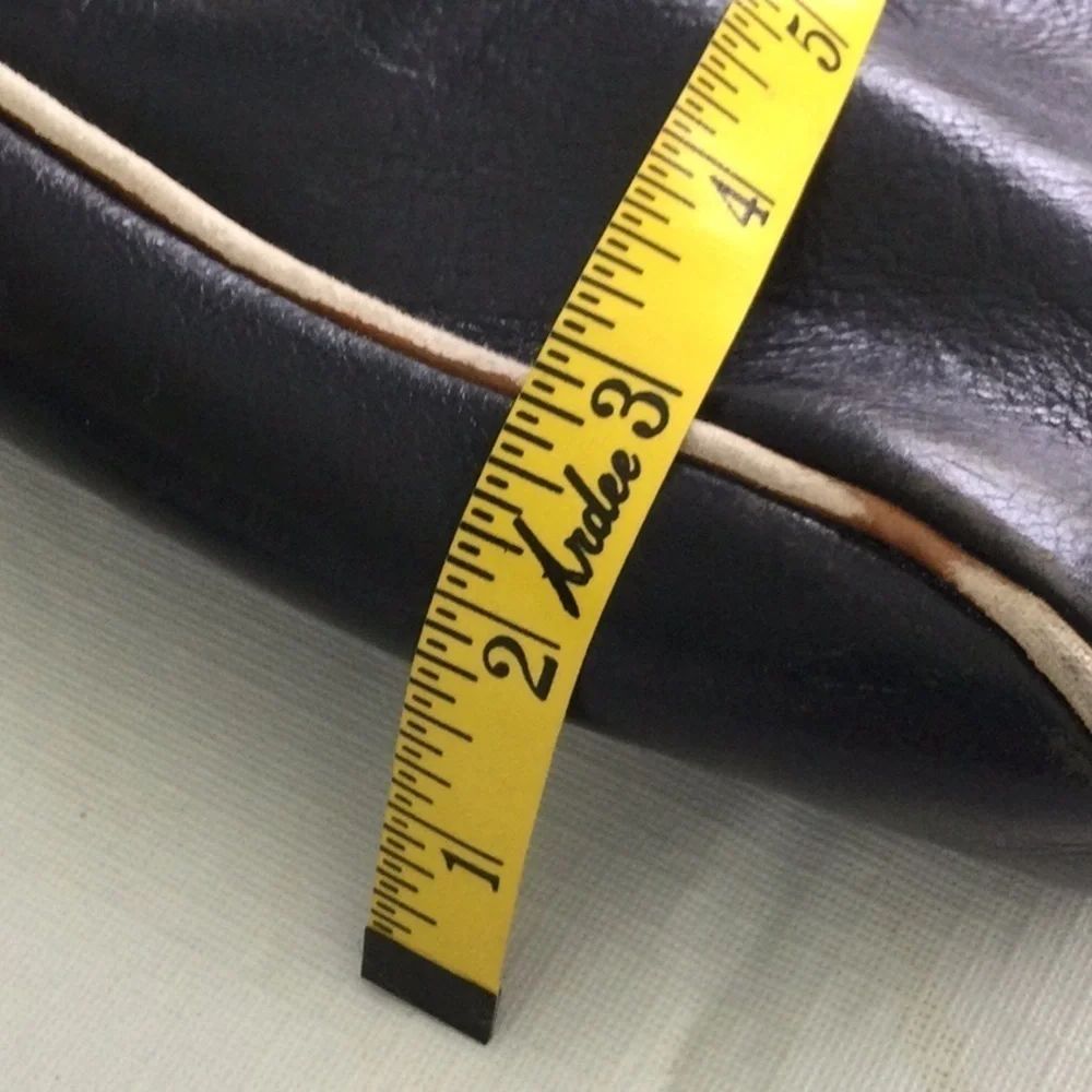 Woman’s Bag Style by Vera Pelle Shoulder Strap zips to convert to a Backpack.